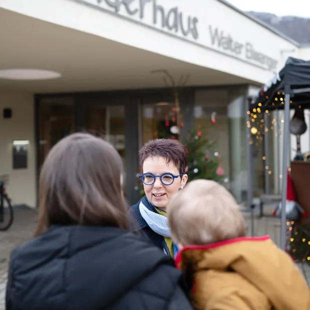 Christine Kullen mit Mutter und Kind vor dem Kinderhaus Walter Ellwanger in Dettingen an der Erms