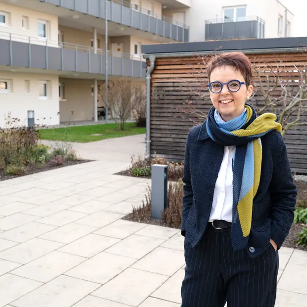Christine Kullen im Innenhof des Wohnprojekts "Sorglos Wohnen".