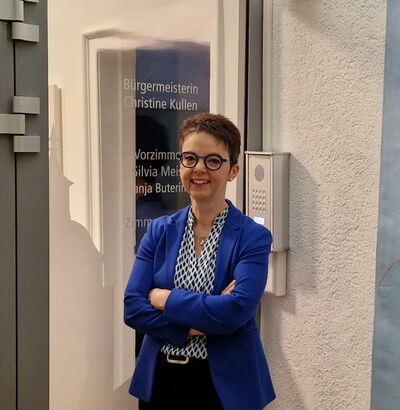 Bürgermeisterin Christine Kullen steht vor der Tür zu ihrem Büro im Kirchheimer Rathaus