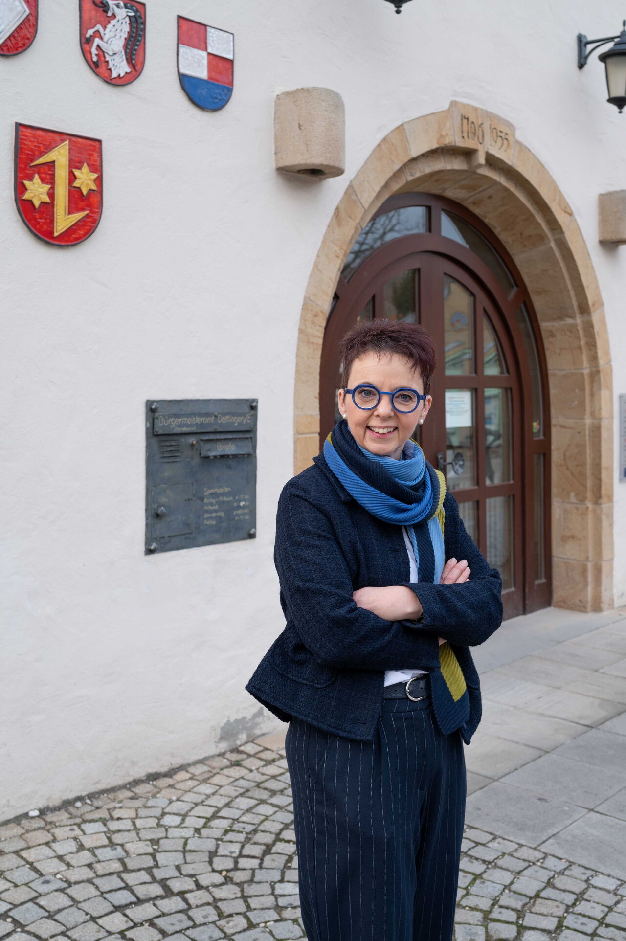 Chrstine Kullen steht vor dem Eingang zum Dettinger Rathaus