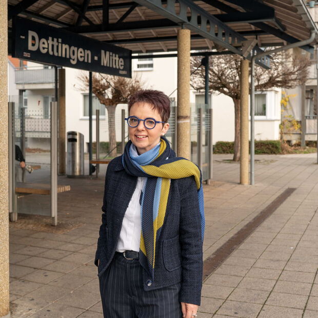 Christine Kullen am Bahnsteig des Bahnhofs in Dettingen-Mitte.