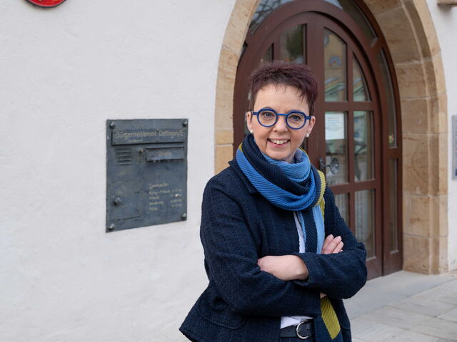 Chrstine Kullen steht vor dem Eingang zum Dettinger Rathaus