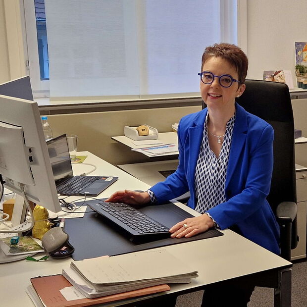 Bürgermeisterin Christine Kullen am Schreibtisch im Rathaus Kirchheim unter Teck