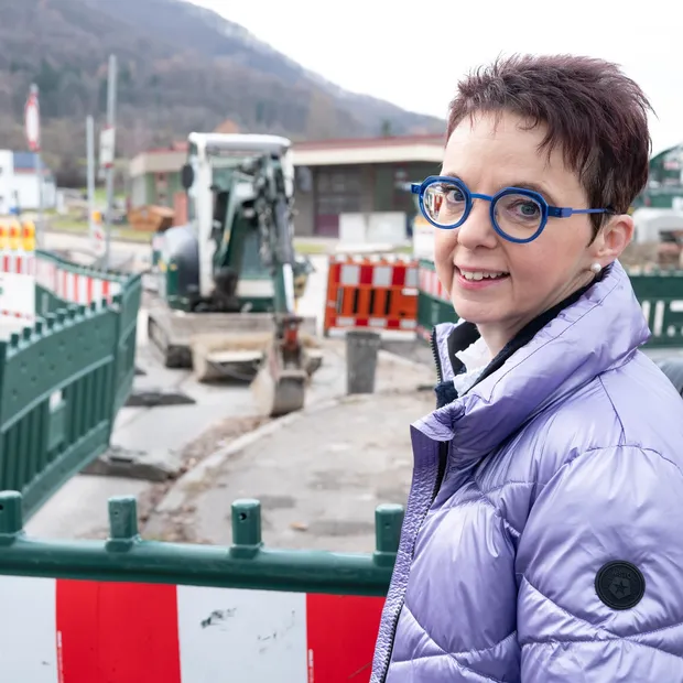 Christine Kullen vor einer Baustelle im Gewerbegebiet Gsaidt Dettingen a.d. Erms.