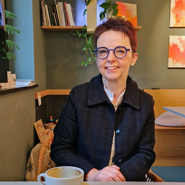 Christine Kullen, Im Cafe 'Alte Schule' sitzend in Dettingen Erms