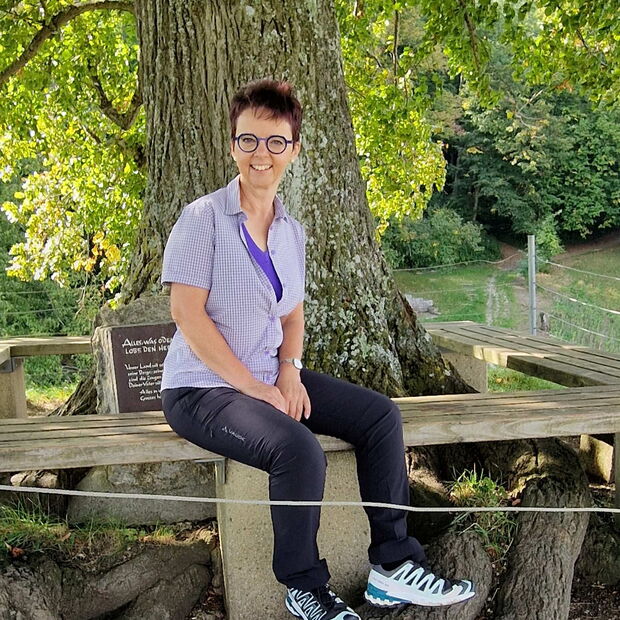 Christine Kullen  sitzt auf der Bank auf dem Calverbühl Dettingen an der Erms Herbst 2025