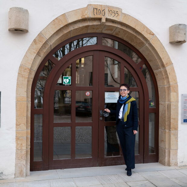 Christine Kullen an der Tür zum Rathaus Dettingen an der Erms.