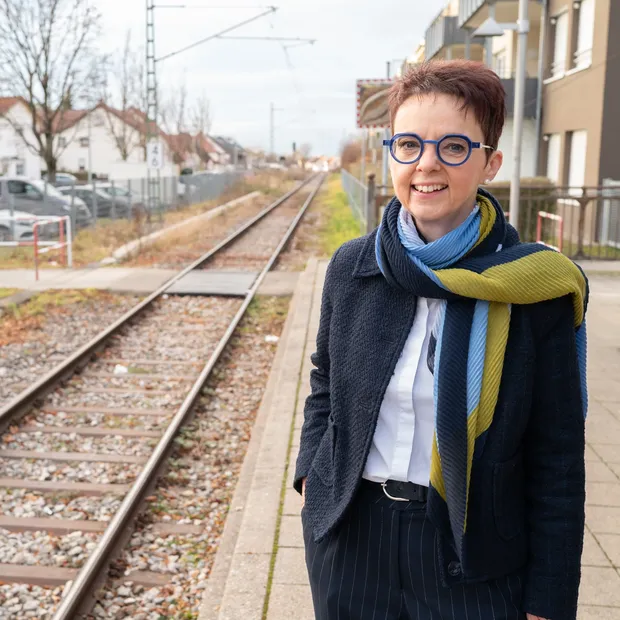 Christine Kullen steht am Dettinger Bahnhof. Im Hintergrund sind die Gleise zu sehen.