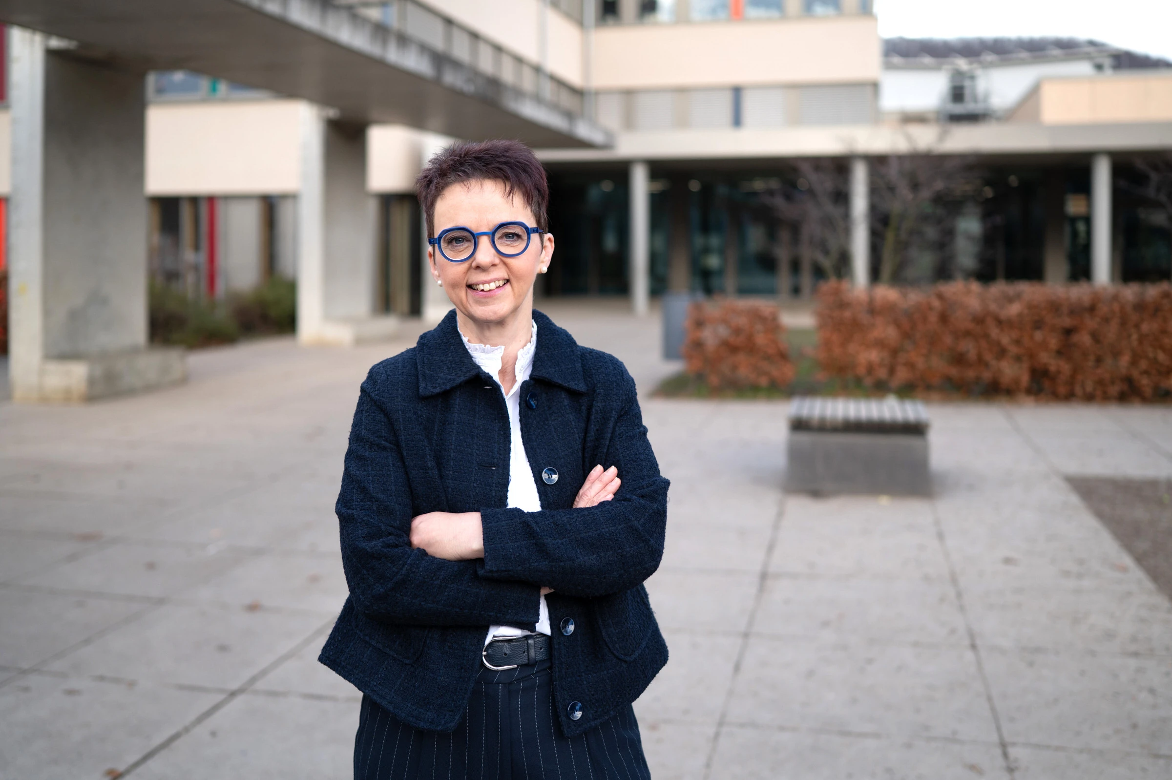 Christine Kullen vor der Schillerschule in Dettingen